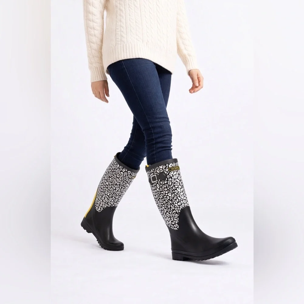 Vera Bradley Leopard Print “camocat” Tall Rain boots, Size 6 in Black and White